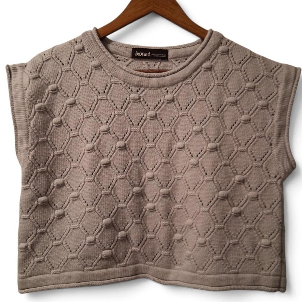 Womens Light gray cropped sweater vest with diamond-shaped knit pattern